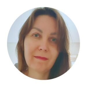 Renalda Peciulevičė Renalda Peciulevičė Širdies Namai VAIKŲ DIENOS CENTRAS Kviečiame į švelnią, jaukią, bet kupiną gyvybės vaikų vasaros centrą „Širdies žygis per gamtos stebuklus“, kur kiekviena diena – tarsi naujas pasaulis, tyrinėjamas per gamtą, judesį, kūrybą ir refleksiją. 🌿 Širdies žygis per gamtos stebuklus – tai ne tik stovykla, tai vidinė kelionė mažam žmogui, ieškančiam ryšio su savimi, gamta ir pasauliu. Tai vieta, kur: – kiekviena diena pasakoja istoriją per keturis gamtos elementus ir penktą – širdį, – vaikai ne tik žaidžia, bet ir auga iš vidaus – per judesį, kūrybą, kvėpavimą, tylą ir garsą, – ne tik smagu, bet ir prasminga – nes kiekvienas žingsnis mišku, kiekvienas piešinys, judesys ar klausimas palieka pėdsaką vaikystėje, kuri išlieka visam gyvenimui. Čia vaikai gali būti tikri, mylimi ne už pasiekimus, o už tai, kad yra.