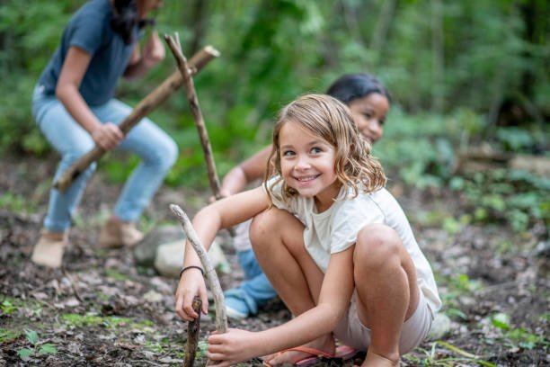 A girl crouches on the forest floor, smiling while she learns to make a fire. Kviečiame į švelnią, jaukią, bet kupiną gyvybės vaikų vasaros centrą „Širdies žygis per gamtos stebuklus“, kur kiekviena diena – tarsi naujas pasaulis, tyrinėjamas per gamtą, judesį, kūrybą ir refleksiją. 🌿 Širdies žygis per gamtos stebuklus – tai ne tik stovykla, tai vidinė kelionė mažam žmogui, ieškančiam ryšio su savimi, gamta ir pasauliu. Tai vieta, kur: – kiekviena diena pasakoja istoriją per keturis gamtos elementus ir penktą – širdį, – vaikai ne tik žaidžia, bet ir auga iš vidaus – per judesį, kūrybą, kvėpavimą, tylą ir garsą, – ne tik smagu, bet ir prasminga – nes kiekvienas žingsnis mišku, kiekvienas piešinys, judesys ar klausimas palieka pėdsaką vaikystėje, kuri išlieka visam gyvenimui. Čia vaikai gali būti tikri, mylimi ne už pasiekimus, o už tai, kad yra.