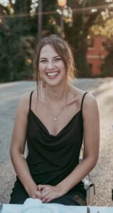 IMG 5870 - jogos studija vilniuje, joga, jogos studija, jogos užsiėmimai, jogos praktika, joga pradedantiesiems, joga pažengusiems, jogos mokymai, jogos kursai, sąmoningumo praktikos, jogos nauda, Širdies Namai joga, Širdies Namai jogos studija, sirdiesnamai.lt, joga su Širdies Namai, sąmoningumo kelionė, jogos kursai Širdies Namai, meditacija Širdies Namai, kvėpavimo praktikos Širdies Namai, jogos renginiai Lietuvoje, jogos terapija, Hatha joga, Yin joga, Vinyasa joga, Kundalini joga, Ashtanga joga, Juoko joga, Terapinė joga, Vaikų joga, sąmoningas kvėpavimas, terapinių garsų sesijos, meditacija, dvasinė praktika, emocinė pusiausvyra, vidinė ramybė, jogos harmonija